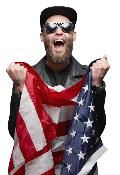 Patriota Hipster Hombre Sosteniendo Emocionalmente Americano Bandera Aislada Sobre Fondo —  Fotos de Stock