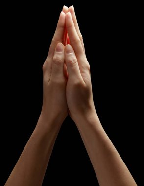 Siyah arkaplanda dua eden kadın elleri