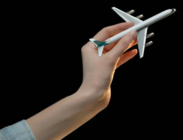 手牵着用黑色隔开的玩具飞机的女人 — 图库照片