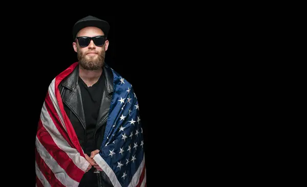 感情的にアメリカのアメリカの旗を持つ愛国者ヒップスターの男 — ストック写真