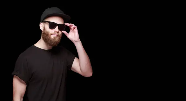 Hipster Knappe Mannelijke Model Met Baard Dragen Zwarte Witte Shirt — Stockfoto