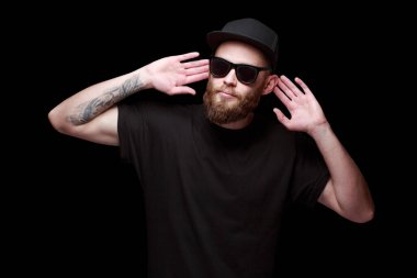 Sakallı, siyah, boş tişörtlü, logonuz için yeri olan yakışıklı bir hippi mankeni.