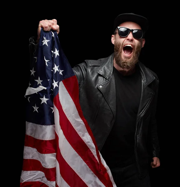 Patriota Hipster Hombre Sosteniendo Emocionalmente Americana Bandera Aislada Sobre Fondo —  Fotos de Stock