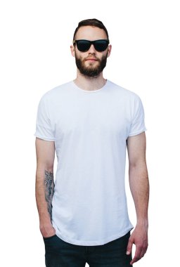 Beyaz tişörtlü adam maket için izole edilmiş.