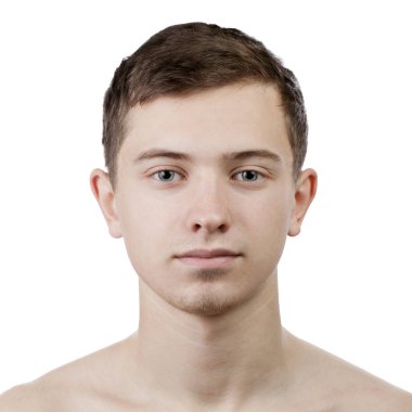 İzole edilmiş kameraya bakan genç portresi.