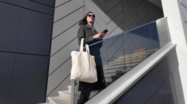 Kentsel çevrede kadınların elindeki beyaz çanta ya da eko pamuk torbası