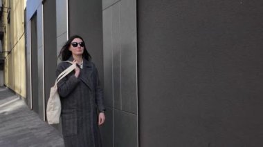Kentsel çevrede kadınların elindeki beyaz çanta ya da eko pamuk torbası