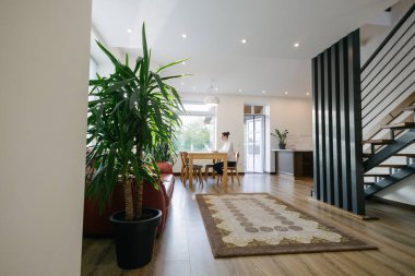 Modern özel evde çalışan bir kadın.