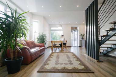 Modern özel evde çalışan bir kadın.