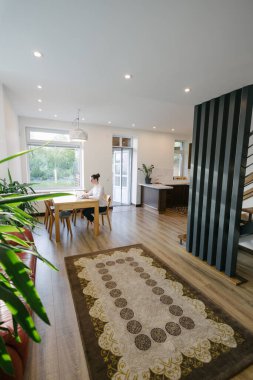 Modern özel evde çalışan bir kadın.