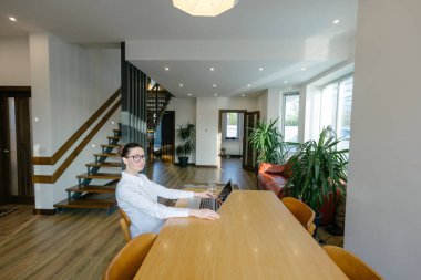 Modern özel evde çalışan bir kadın.