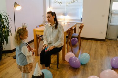 Evde doğum günü partisi kutlaması