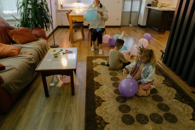 Evde doğum günü partisi kutlaması