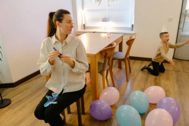 Evde doğum günü partisi kutlaması