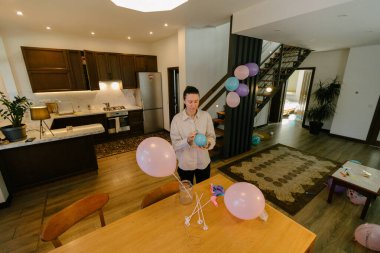 Evde doğum günü partisi kutlaması