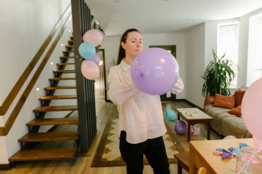 Evde doğum günü partisi kutlaması