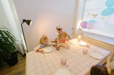 Evde doğum günü partisi kutlaması