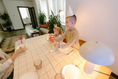 Evde doğum günü partisi kutlaması