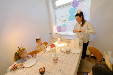 Evde doğum günü partisi kutlaması