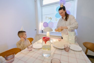 Evde doğum günü partisi kutlaması