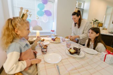 Evde doğum günü partisi kutlaması