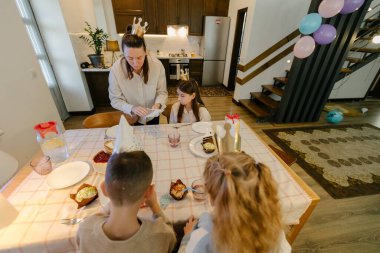 Evde doğum günü partisi kutlaması