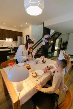 Evde doğum günü partisi kutlaması