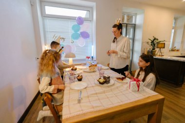 Evde doğum günü partisi kutlaması