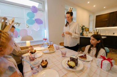 Evde doğum günü partisi kutlaması