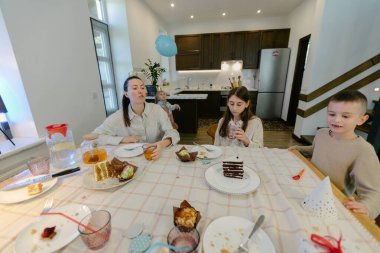 Evde doğum günü partisi kutlaması