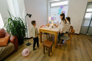 Evde doğum günü partisi kutlaması