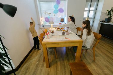 Evde doğum günü partisi kutlaması