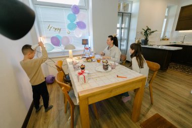 Evde doğum günü partisi kutlaması