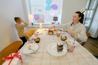 Evde doğum günü partisi kutlaması