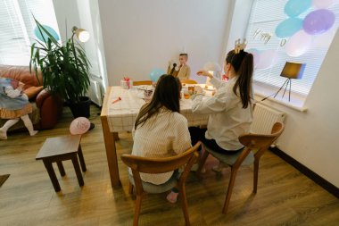 Evde doğum günü partisi kutlaması