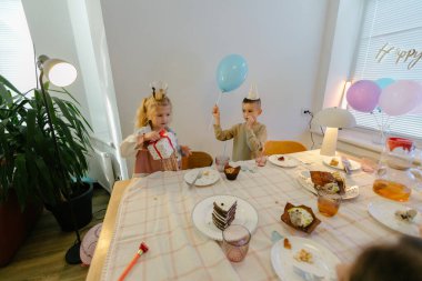 Evde doğum günü partisi kutlaması