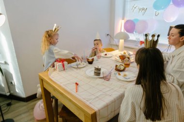 Evde doğum günü partisi kutlaması