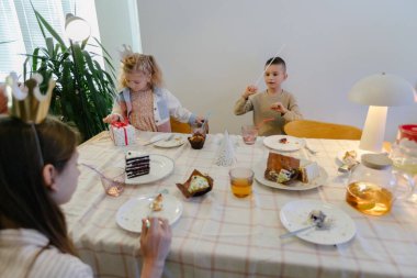 Evde doğum günü partisi kutlaması