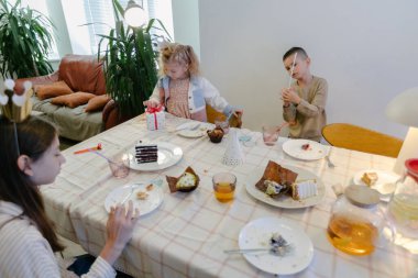 Evde doğum günü partisi kutlaması