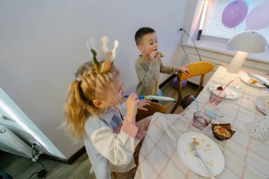 Evde doğum günü partisi kutlaması