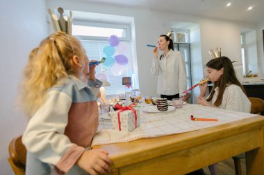 Evde doğum günü partisi kutlaması