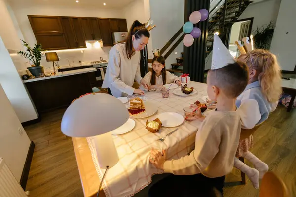 Evde doğum günü partisi kutlaması