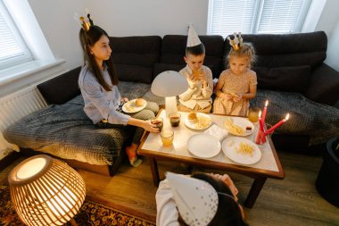 Evde doğum günü partisi kutlaması