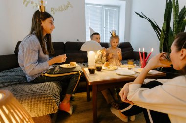 Evde doğum günü partisi kutlaması