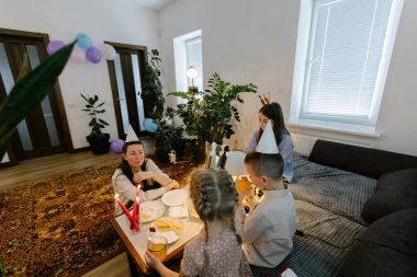 Evde doğum günü partisi kutlaması