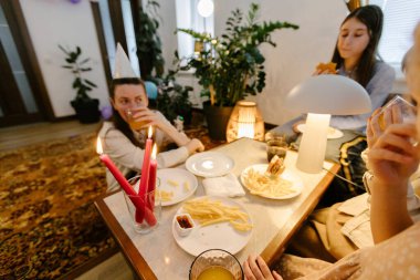 Evde doğum günü partisi kutlaması