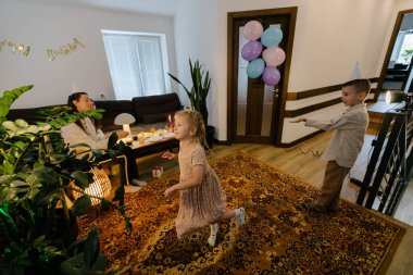 Evde doğum günü partisi kutlaması