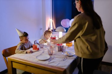 Evde doğum günü partisi kutlaması