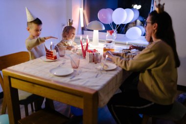 Evde doğum günü partisi kutlaması