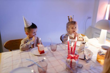 Evde doğum günü partisi kutlaması